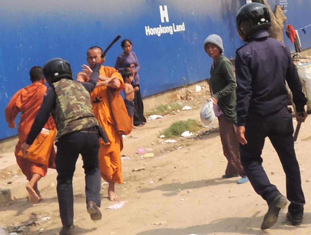 Phnom Penh, Police et Force Sécurité Chassent avec Violence des manifestants de Freedom Parc